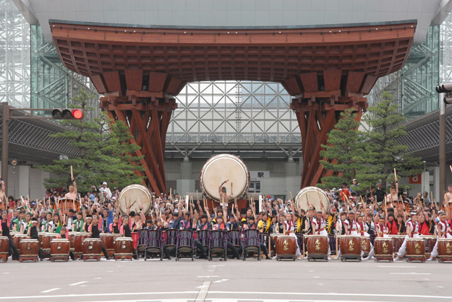 ไปเที่ยวงานเทศกาลที่ยิ่งใหญ่ที่สุดของคะนะซะวะ (Hyakumangoku Festival, Kanazawa Prefecture)