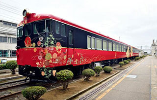 รถไฟชมเมืองขบวนพิเศษ “ฮานะโยเมะโนะเร็น (Hanayome noren)”