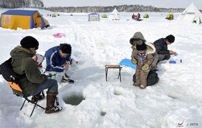 กิจกรรมที่น่าสนใจในช่วงฤดูหนาว… ตกปลาบนพื้นน้ำแข็งที่ฮอกไกโด (Hokkaido)